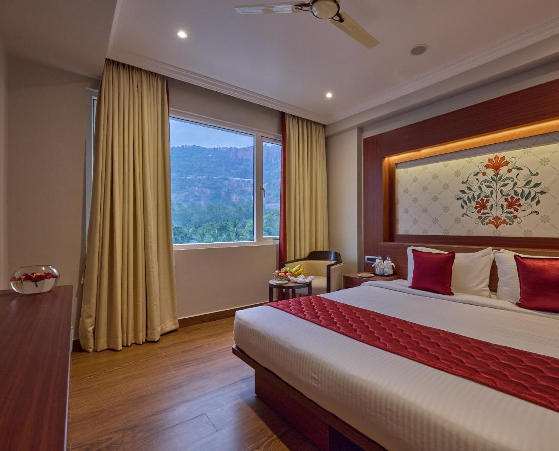 מלון Golden Tulip טירופאטי מראה חיצוני תמונה