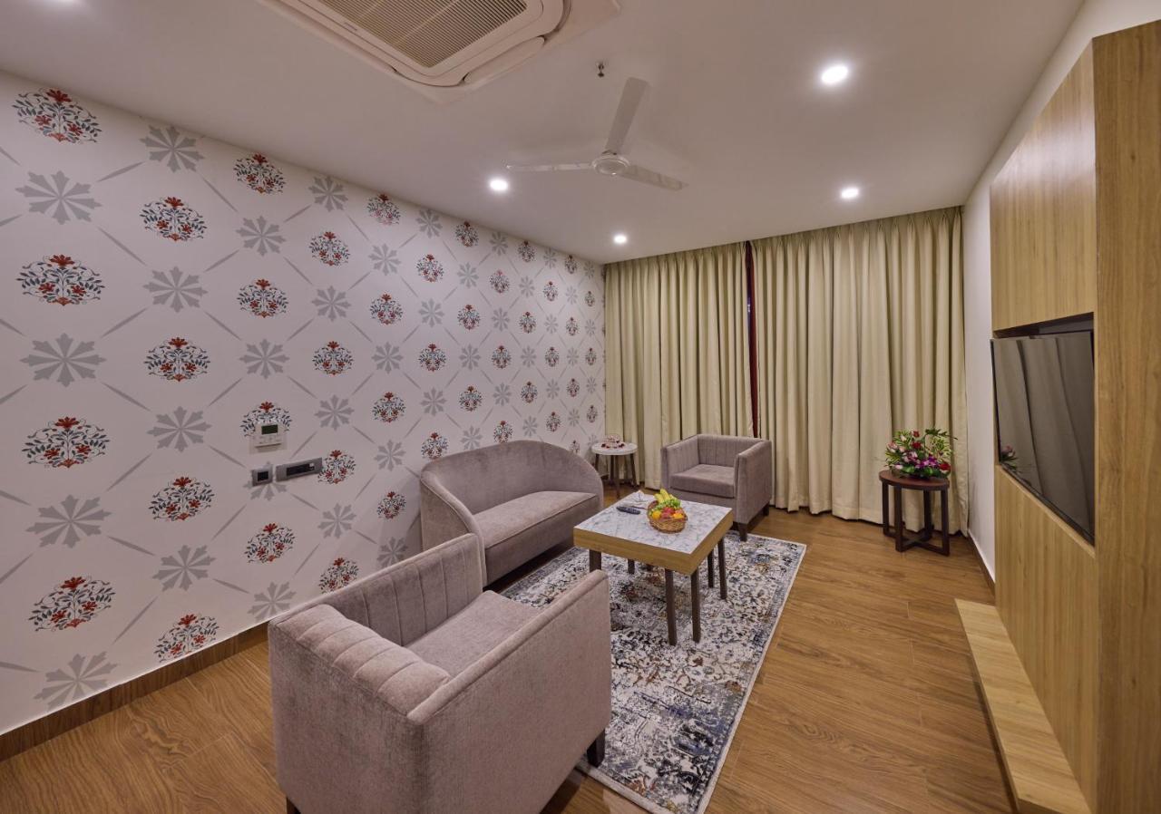 מלון Golden Tulip טירופאטי מראה חיצוני תמונה