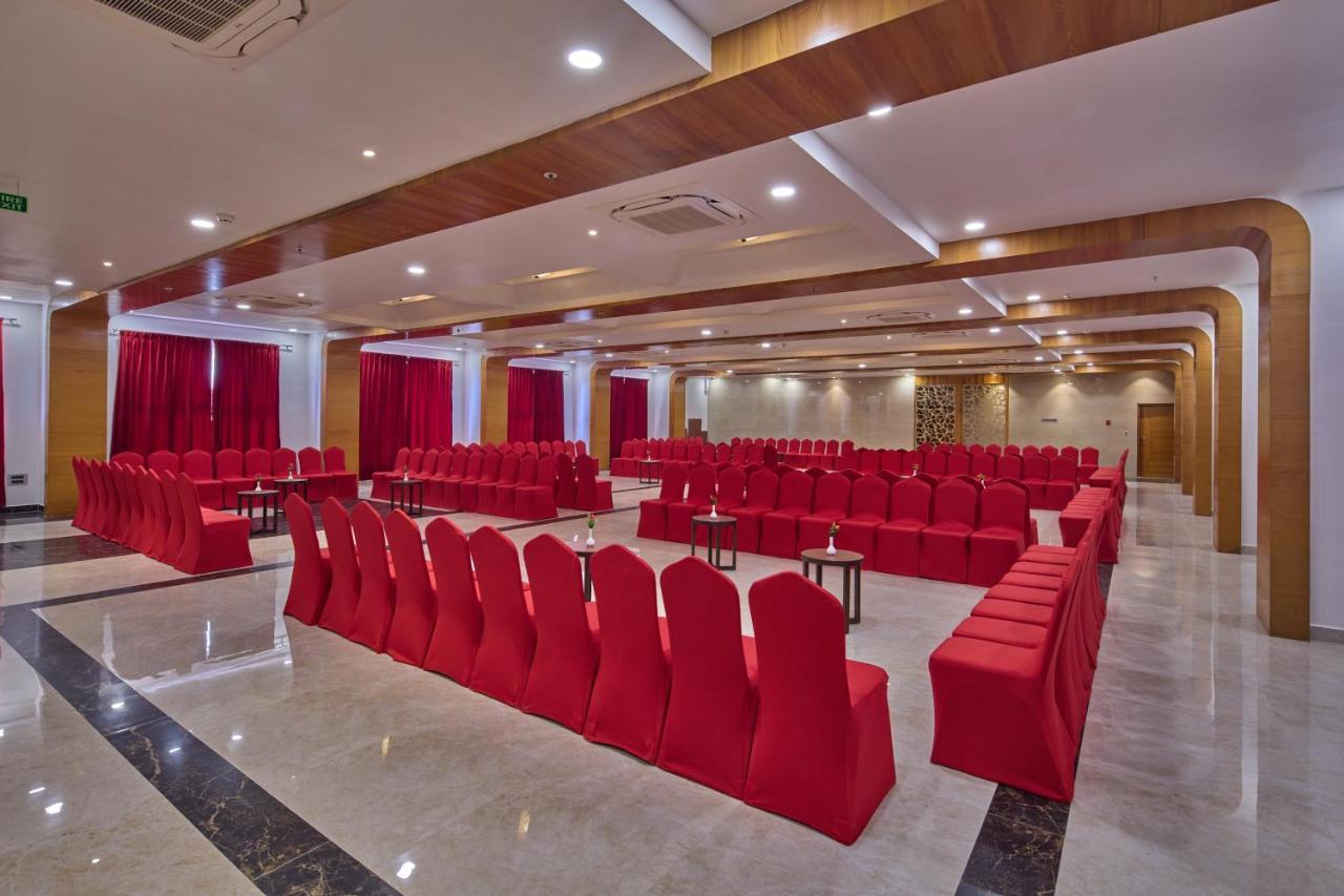 מלון Golden Tulip טירופאטי מראה חיצוני תמונה