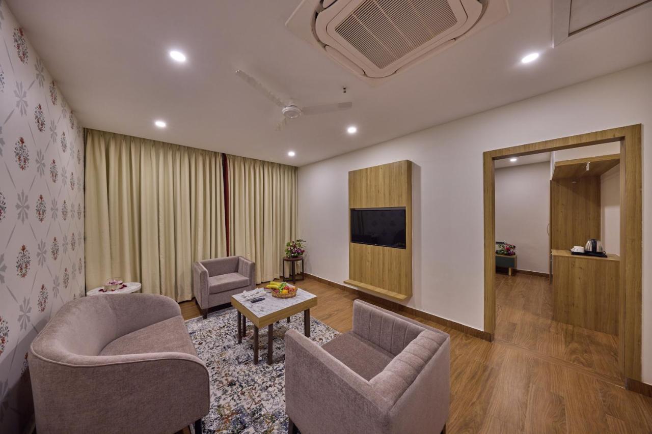 מלון Golden Tulip טירופאטי מראה חיצוני תמונה